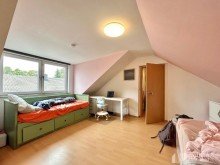 Schlafzimmer 2 DG Modernisiert, gro�z�gig & familienfreundlich - Zweifamilienhaus zum Ankommen