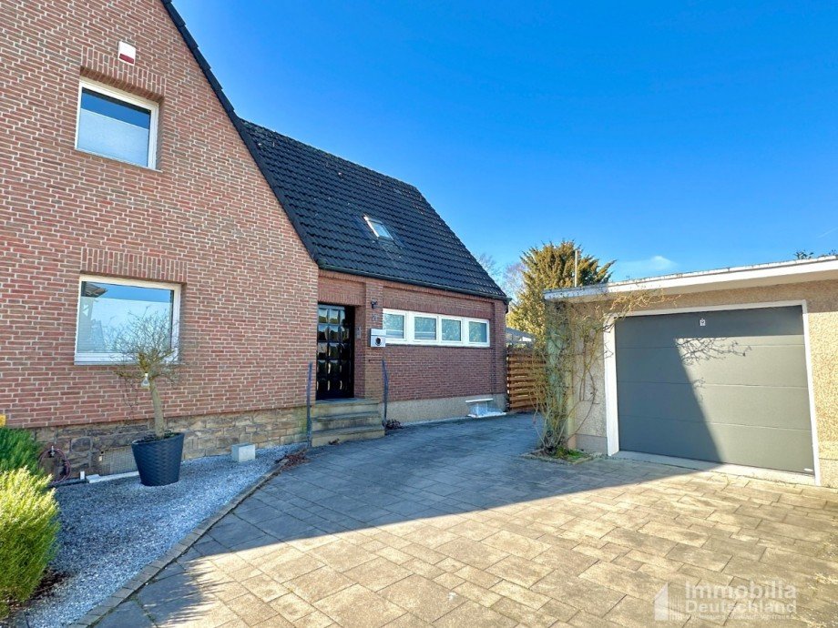 Frontansicht / gro�z�gige Einfahrt inkl. Garage Doppelhaush�lfte Dortmund