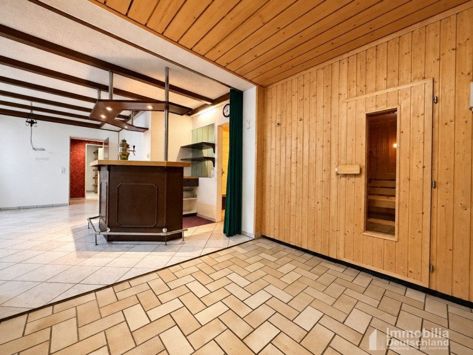 Hobbyraum mit Sicht auf die Sauna und den Thekenbereich Einfamilienhaus Dortmund