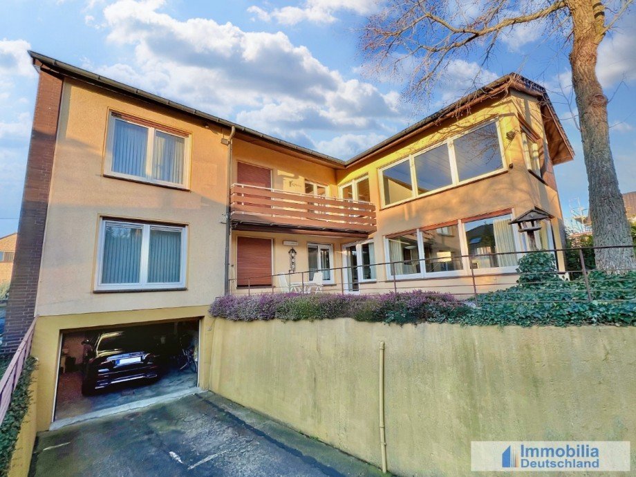R�ckseitige Ansicht mit Tiefgaragenplatz Zweifamilienhaus L�nen