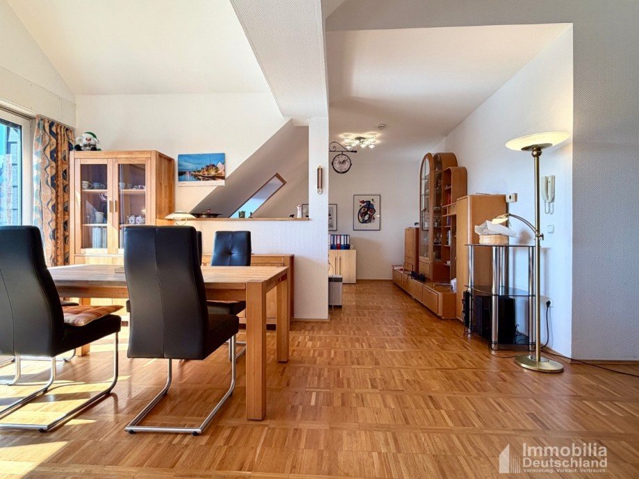 Essbereich Spitzboden mit Blick auf Arbeitszimmer Maisonettewohnung Dortmund