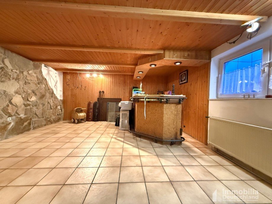 Weitr�umiger Kellerraum / Hobbyraum Reihenendhaus L�nen