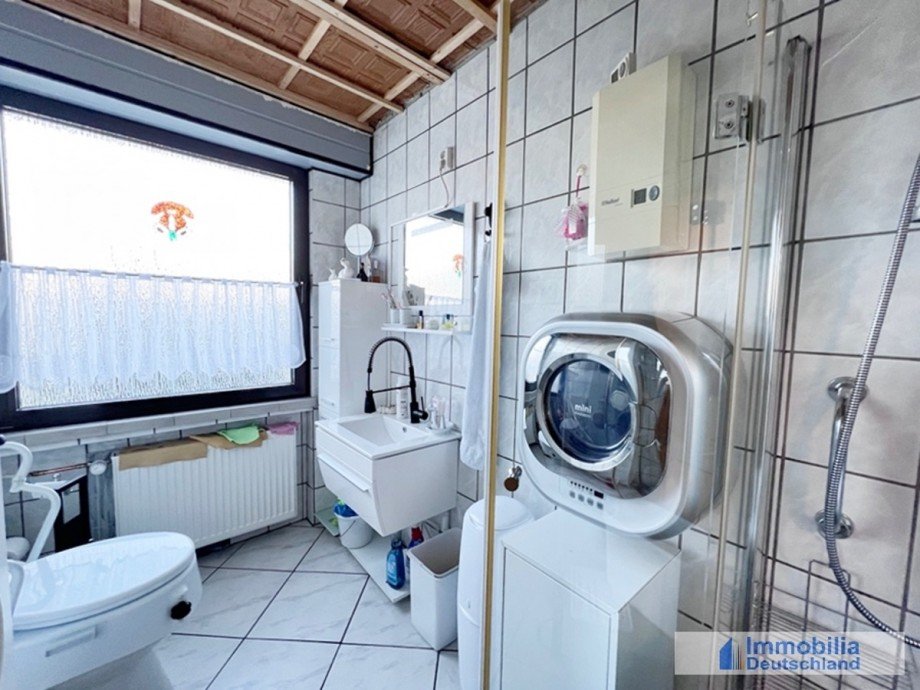 Badezimmer (Decke wird noch verkleidet) Doppelhaush�lfte Kamen